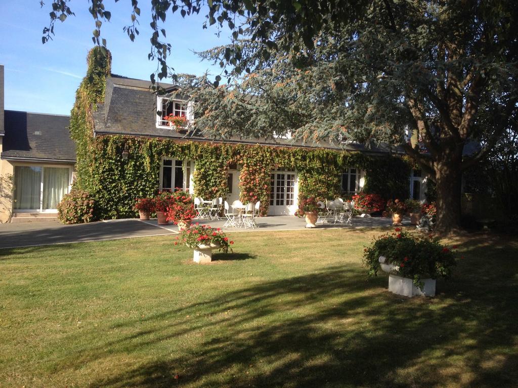 Hotel Le Petit Pont Moncé-en-Belin Exterior foto